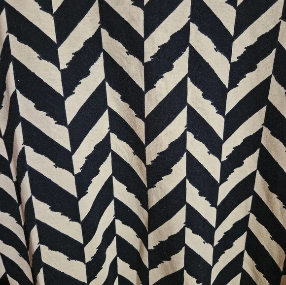 LuLaRoe Classic Tee - Picture 2 of 4